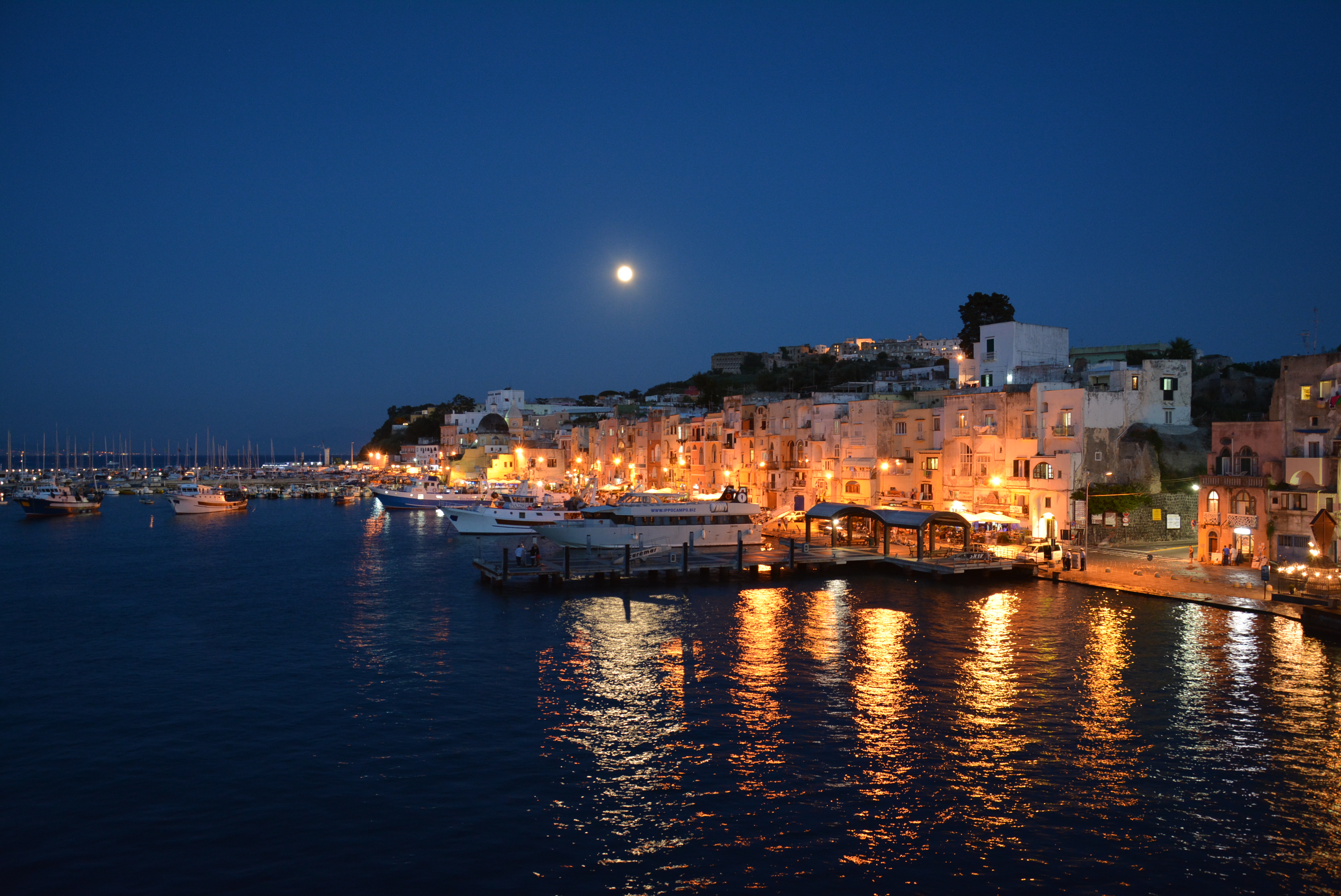 Marina Grande à Procida avec maisons colorées et bateaux