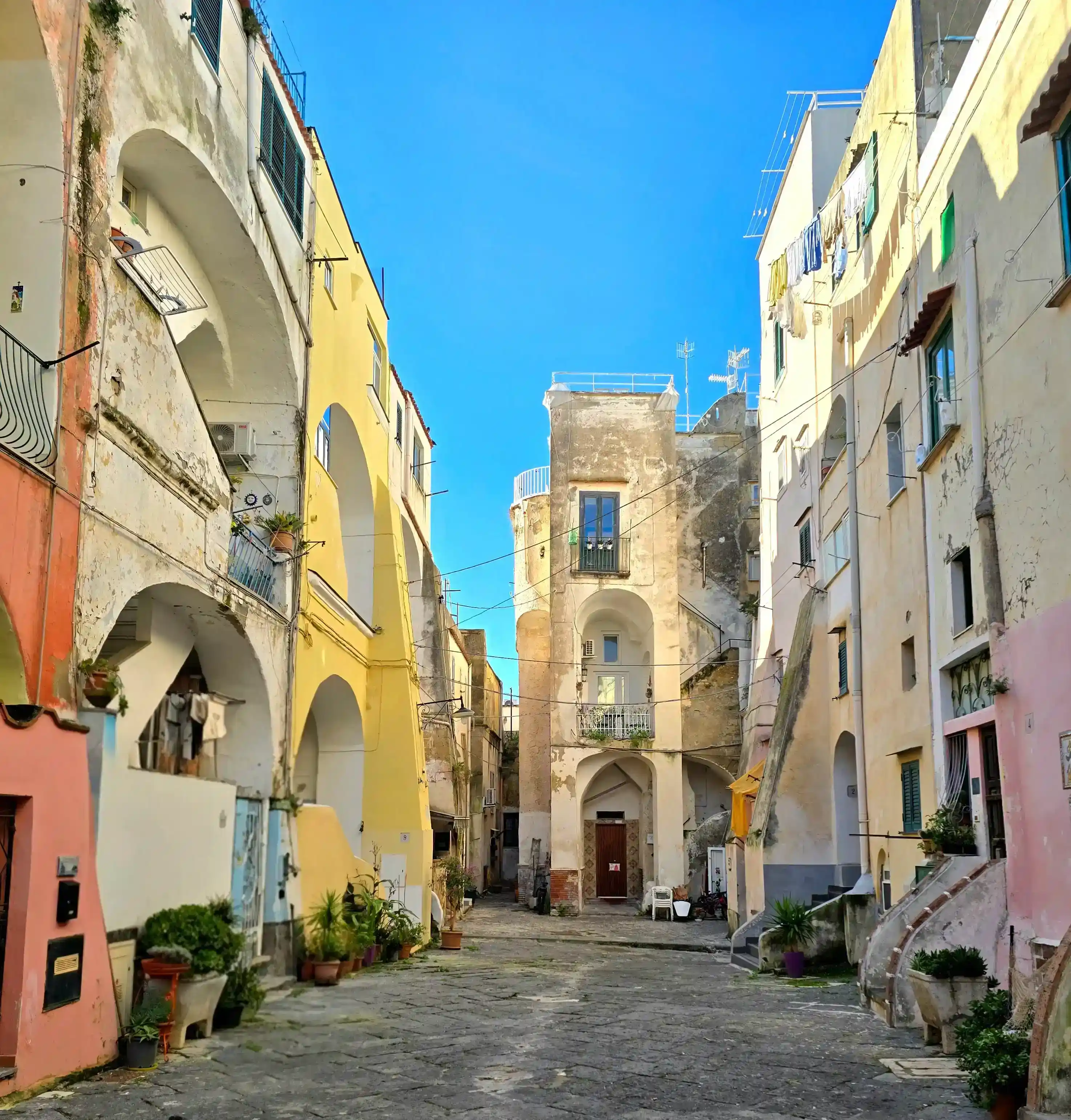 Cour de Casale Vascello et maisons colorées à Procida