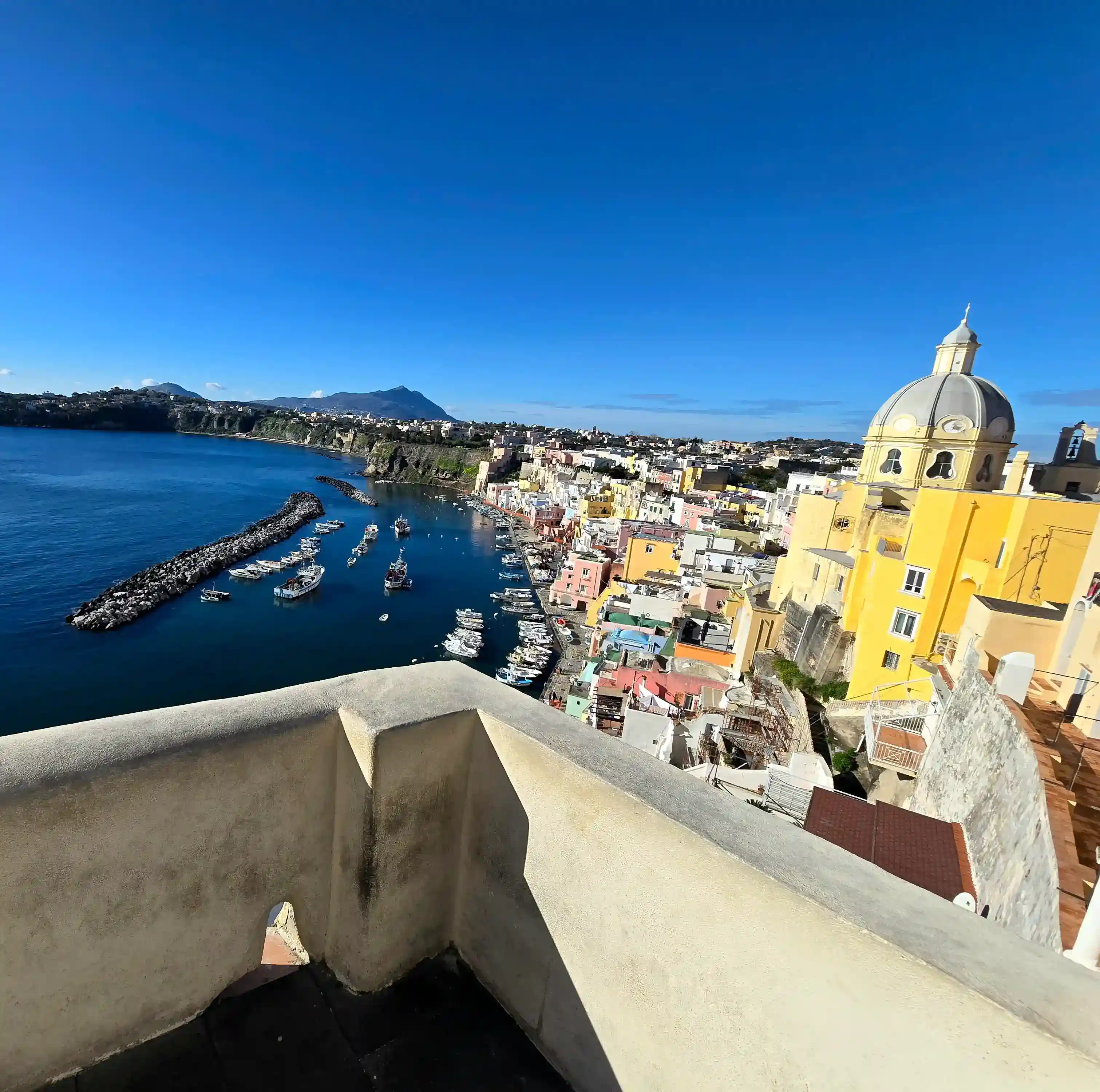 Passeggiata verso la Corricella